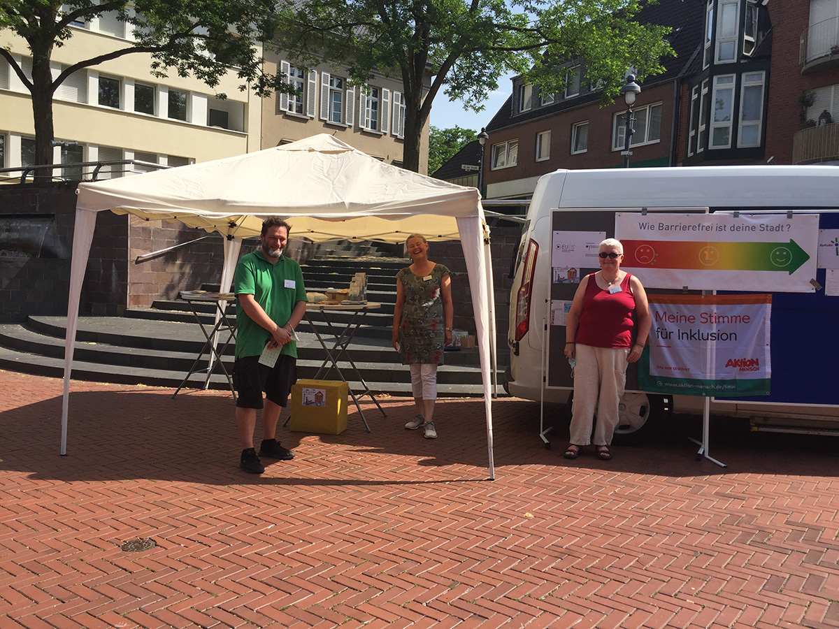 Mühlenmarkt Wegberg, (v.l.n.r.) Simon Jansen(EUTB), Adelheid Venghaus(KoKoBe) und Beate Junk (EUTB)